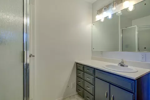 Bath - 5451 Elm Ln # L, Redding, CA 96001 photo 2 of 2