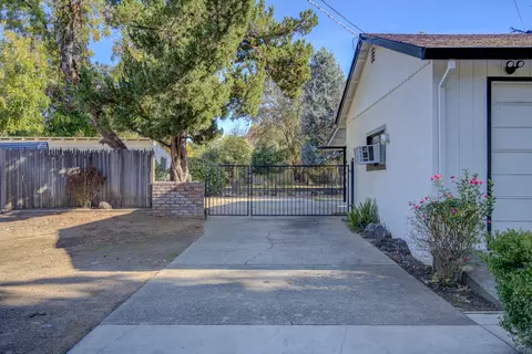 Exterior - 5451 Elm Ln # L, Redding, CA 96001 photo 7 of 8