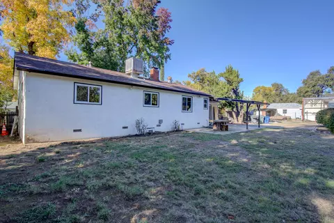 Exterior - 5451 Elm Ln # L, Redding, CA 96001 photo 5 of 8