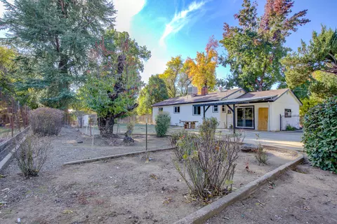 Exterior - 5451 Elm Ln # L, Redding, CA 96001 photo 6 of 8