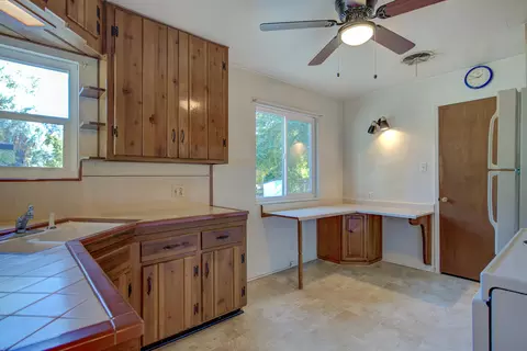 Kitchen - 5451 Elm Ln # L, Redding, CA 96001 photo 1 of 4
