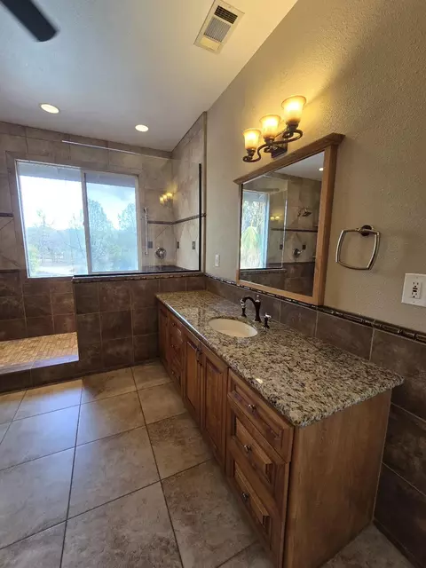 Bath - 13365 Tierra Oaks Dr, Redding, CA 96003 photo 4 of 15