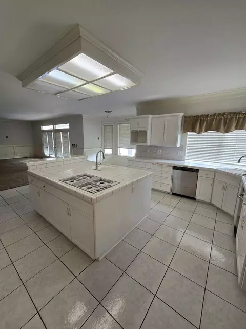 Kitchen - 13365 Tierra Oaks Dr, Redding, CA 96003 photo 2 of 11