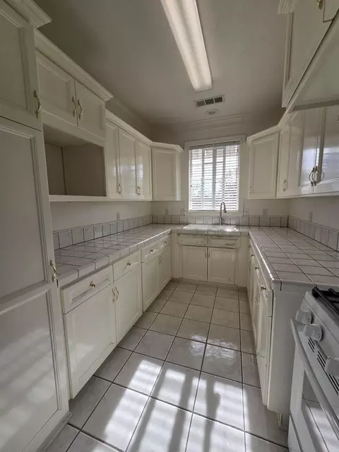 Kitchen - 13365 Tierra Oaks Dr, Redding, CA 96003 photo 11 of 11
