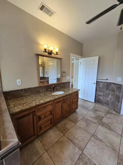 Bath - 13365 Tierra Oaks Dr, Redding, CA 96003 photo 9 of 15