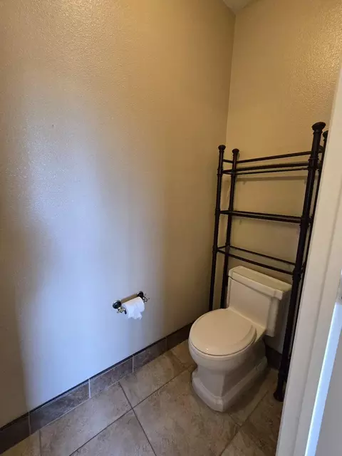 Bath - 13365 Tierra Oaks Dr, Redding, CA 96003 photo 10 of 15