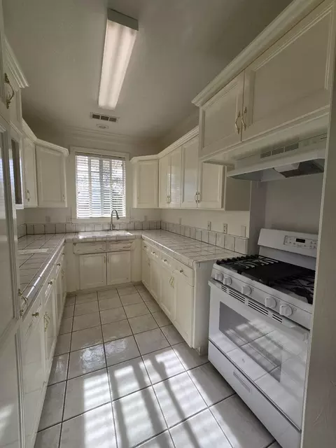 Kitchen - 13365 Tierra Oaks Dr, Redding, CA 96003 photo 9 of 11