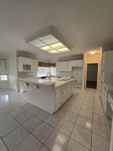 Kitchen - 13365 Tierra Oaks Dr, Redding, CA 96003 photo 5 of 11