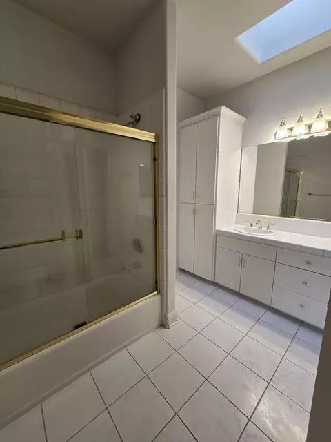 Bath - 13365 Tierra Oaks Dr, Redding, CA 96003 photo 13 of 15