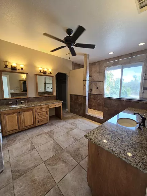Bath - 13365 Tierra Oaks Dr, Redding, CA 96003 photo 3 of 15