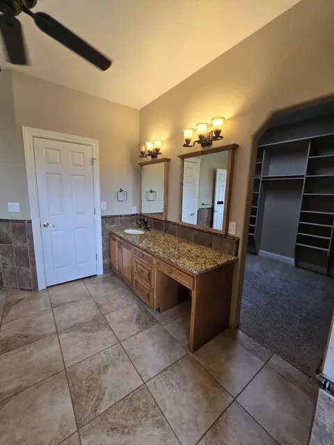 Bath - 13365 Tierra Oaks Dr, Redding, CA 96003 photo 8 of 15