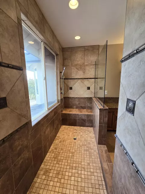 Bath - 13365 Tierra Oaks Dr, Redding, CA 96003 photo 6 of 15