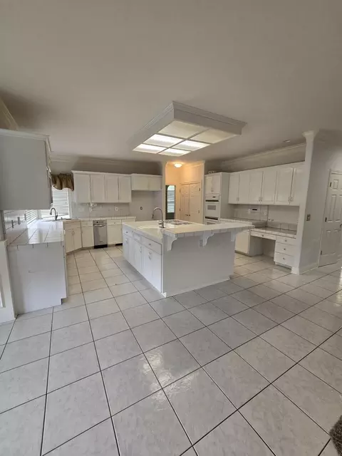 Kitchen - 13365 Tierra Oaks Dr, Redding, CA 96003 photo 7 of 11