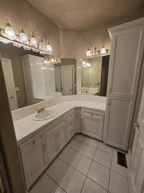 Bath - 13365 Tierra Oaks Dr, Redding, CA 96003 photo 1 of 15