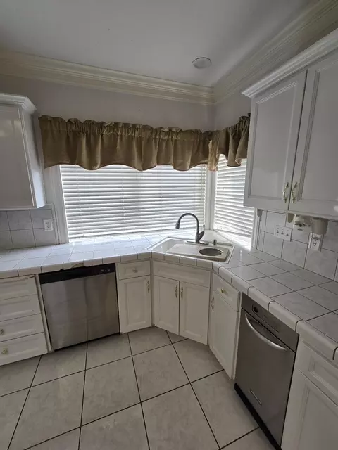 Kitchen - 13365 Tierra Oaks Dr, Redding, CA 96003 photo 4 of 11