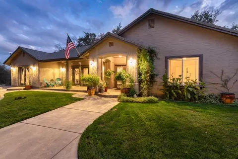 12704 Los Osos St, Redding, CA 96003