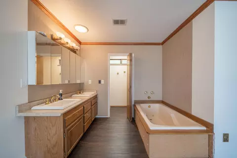 Bath - 2216 Oak Ridge Dr, Redding, CA 96001 photo 1 of 4