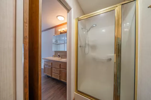 Bath - 2216 Oak Ridge Dr, Redding, CA 96001 photo 2 of 4