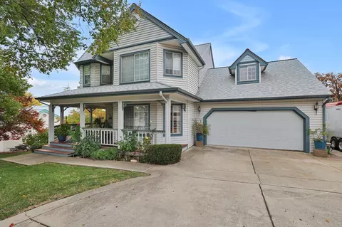 962 Willow Brook Ln, Redding, CA 96003