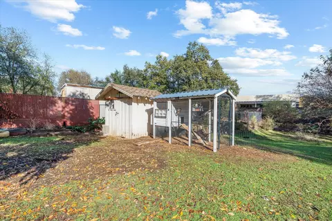 Exterior - 2717 Henderson Rd, Redding, CA 96002 photo 4 of 9