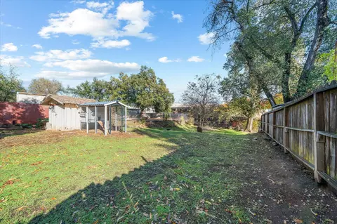 Exterior - 2717 Henderson Rd, Redding, CA 96002 photo 5 of 9