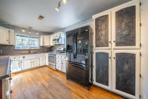 Kitchen - 13623 Jaybird Way, Redding, CA 96003 photo 2 of 6