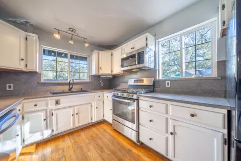 Kitchen - 13623 Jaybird Way, Redding, CA 96003 photo 4 of 6