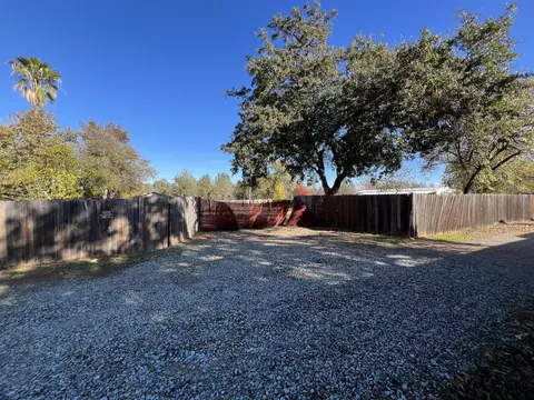 725 Shamrock St, Redding, CA 96003 photo 2