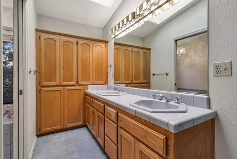Bath - 6745 Eastmont Dr, Redding, CA 96002 photo 1 of 3