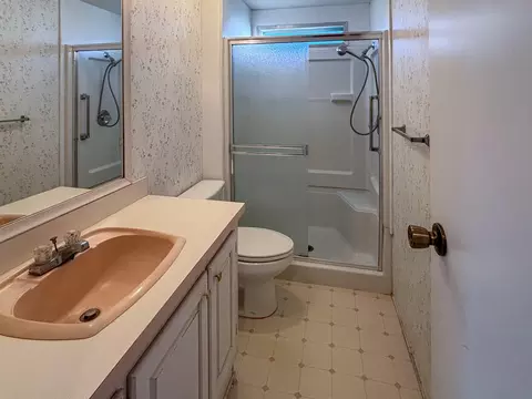 Bath - 457 2nd St, Willows, CA 95988 photo 2 of 2
