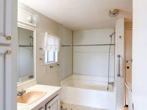 Bath - 457 2nd St, Willows, CA 95988 photo 1 of 2