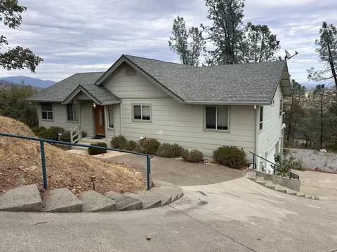 15962 Highland Ct, Redding, CA 96001