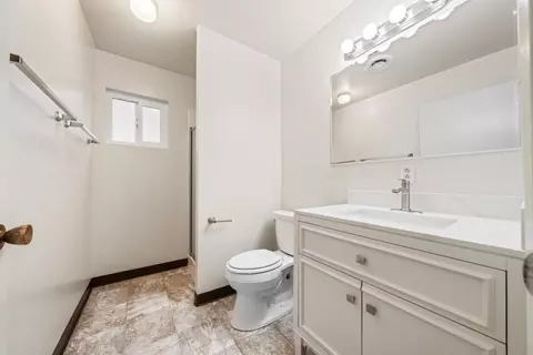 Bath - 6433 Paso Dr, Redding, CA 96001 photo 1 of 2