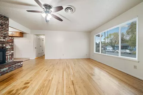 Living - 6433 Paso Dr, Redding, CA 96001 photo 2 of 4