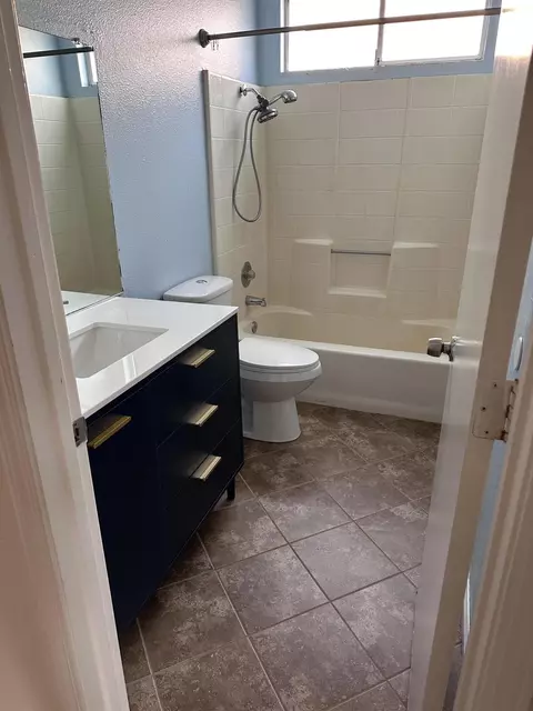 Bath - 1964 Trumpet Dr, Redding, CA 96003 photo 1 of 2