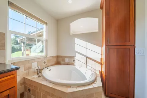 Bath - 3451 Rancho Rd, Redding, CA 96002 photo 3 of 3