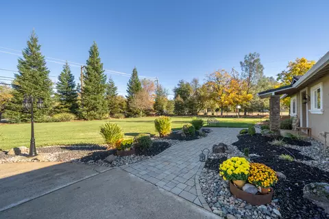 Exterior - 3451 Rancho Rd, Redding, CA 96002 photo 6 of 35