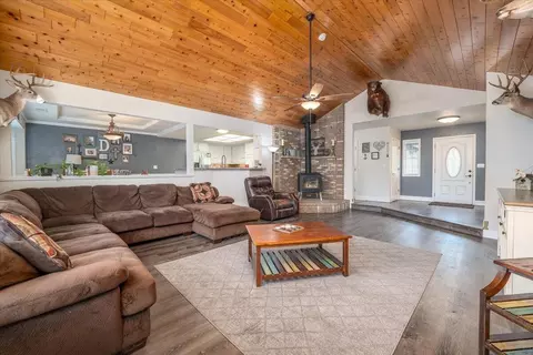 Living - 8286 Muscat Ct, Redding, CA 96001 photo 2 of 3