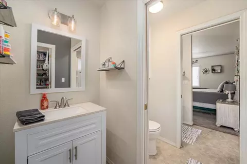Bath - 8286 Muscat Ct, Redding, CA 96001 photo 5 of 6