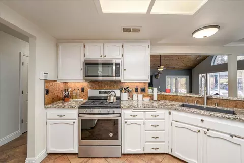 Kitchen - 8286 Muscat Ct, Redding, CA 96001 photo 4 of 5
