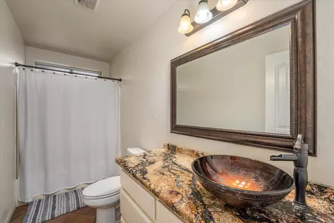 Bath - 8286 Muscat Ct, Redding, CA 96001 photo 4 of 6