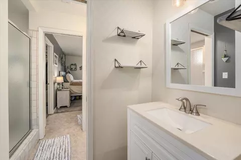 Bath - 8286 Muscat Ct, Redding, CA 96001 photo 6 of 6