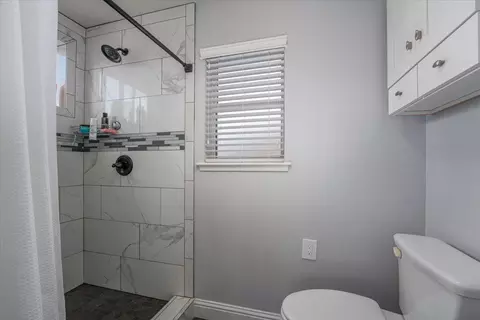 Bath - 8286 Muscat Ct, Redding, CA 96001 photo 3 of 6