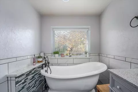 Bath - 8286 Muscat Ct, Redding, CA 96001 photo 1 of 6