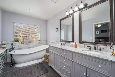 Bath - 8286 Muscat Ct, Redding, CA 96001 photo 2 of 6