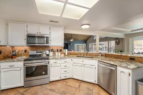 Kitchen - 8286 Muscat Ct, Redding, CA 96001 photo 2 of 5