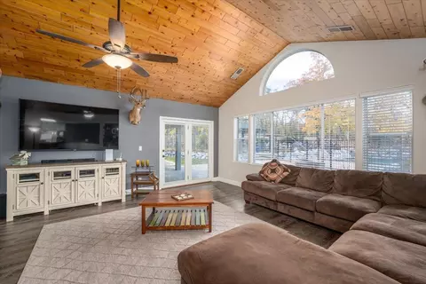 Living - 8286 Muscat Ct, Redding, CA 96001 photo 3 of 3
