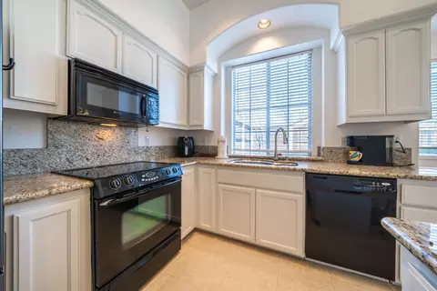 Kitchen - 1389 River Ridge Dr, Redding, CA 96003 photo 2 of 2
