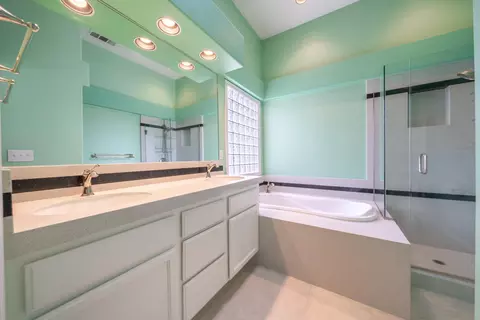 Bath - 1389 River Ridge Dr, Redding, CA 96003 photo 1 of 3