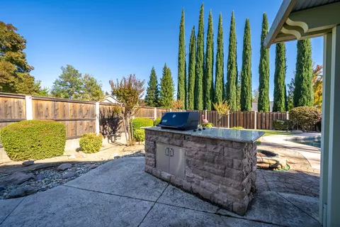 Exterior - 1389 River Ridge Dr, Redding, CA 96003 photo 6 of 25